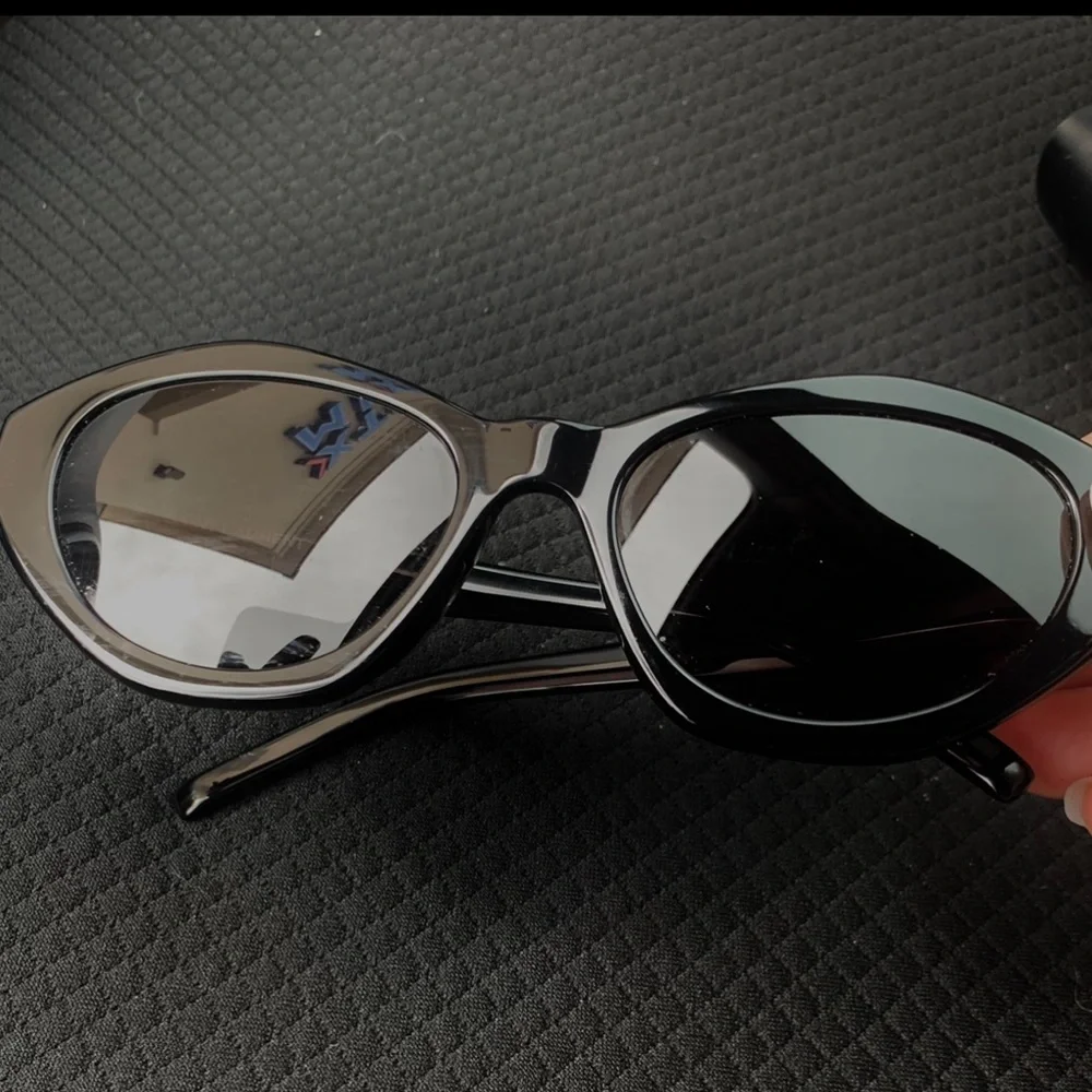 Chic Black Sunglasses - Picture 3 of 11